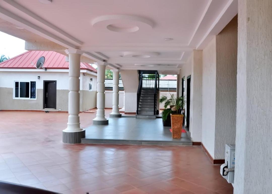 Hotel Queens Place Acra Exterior foto